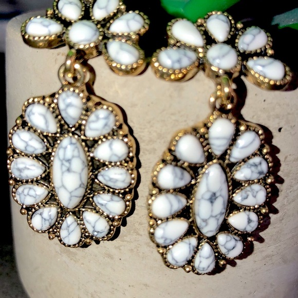 LAST ONE ‼️Vintage Gold Plated Marble Earrings - Picture 3 of 7
